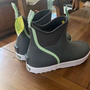 COPY - Women’s size 10 extra tuf wheelhouse dock boots